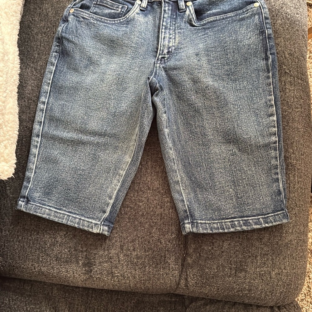 VENUS Bermuda Jean Shorts Casual Style Size “2” NWT